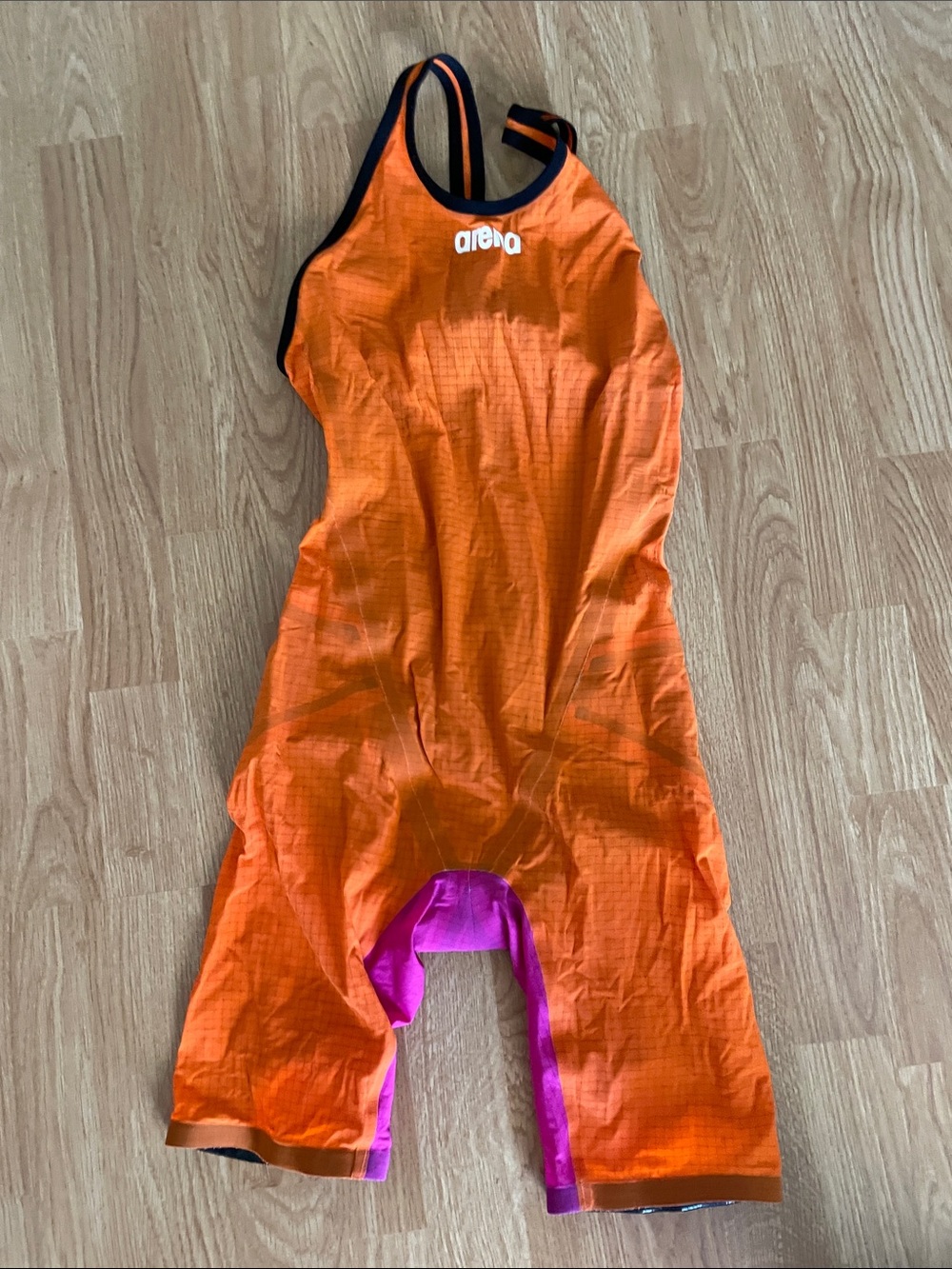 Arena carbon air kneeskin size 28